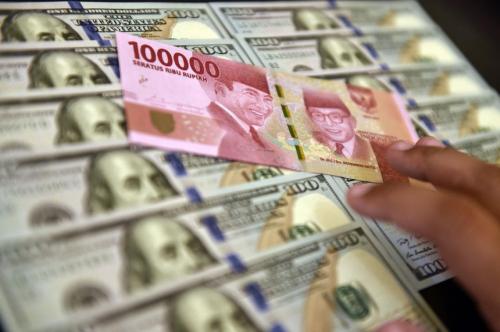 Rupiah Melemah Dekati Level Rp15.500 per USD Jelang Akhir Pekan