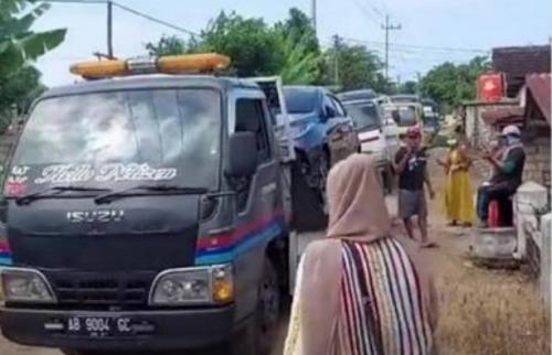 Tidak Bisa Nyetir, Mobil Warga “Desa Miliarder” Tuban Ringsek Serempet Pagar