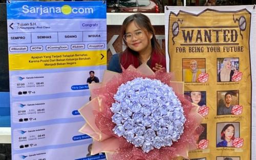 Sulap Kertas Bekas Skripsi Jadi Bouquet Bunga, Mahasiswi di Malang Raup Cuan Jutaan Rupiah 